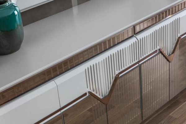 Set da pranzo di design composto da credenza a 2 ante, specchio e comodino color argento.