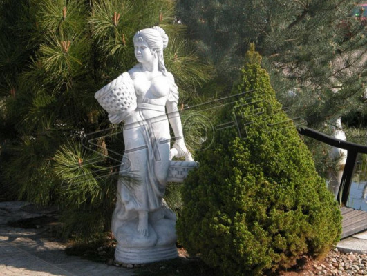 Stile antico figura di donna con cesto da giardino, sculture di figure di designer.   Stile antico, figura di donna con cesto da giardino, sculture di designer.