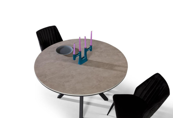 Tavolo da pranzo rotondo allungabile in legno grigio.