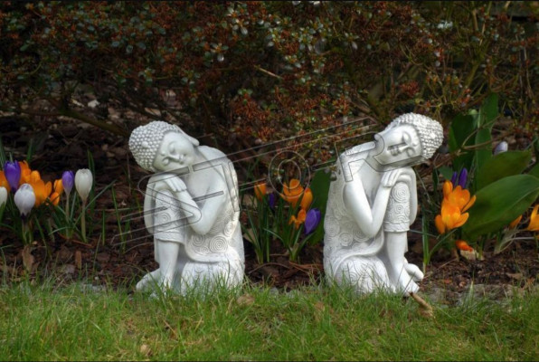 Scultura decorativa di Buddha in stile pietra. Grande figura scultorea per il giardino.