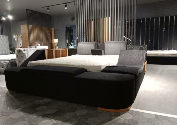 Mobili colorati per la camera da letto con letti neri moderni e colorati.