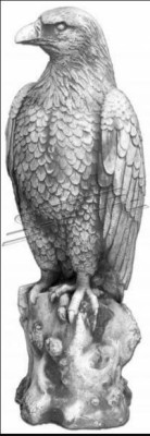 Statua decorativa di un'aquila nel giardino