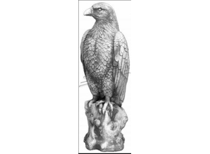 Statua decorativa di un'aquila nel giardino
