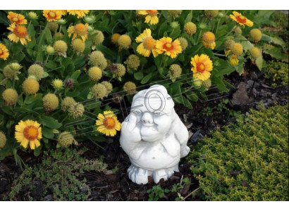 Statua da giardino decorativa con dito medio bianco.