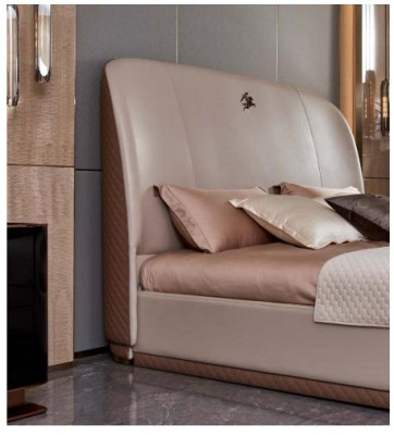 Letto in pelle beige e legno, letto matrimoniale in pelle per camera da letto, design moderno, arredamento di lusso.