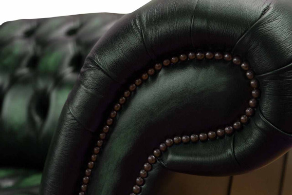 Divano Chesterfield a 3 posti in pelle verde nuovo.