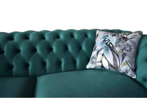 Un vivace divano Chesterfield a tre posti in un delicato colore smeraldo con motivo floreale