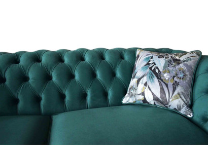 Un vivace divano Chesterfield a tre posti in un delicato colore smeraldo con motivo floreale