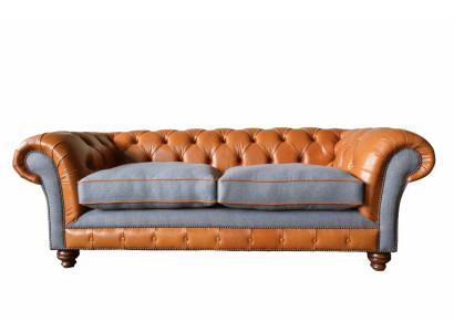 Sofà in ecopelle lussuosa in stile Chesterfield a tre posti con tre posti a sedere.