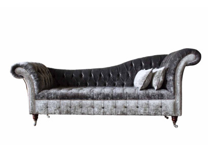 Un lussuoso divano classico in stile Chesterfield in un ricco colore argento