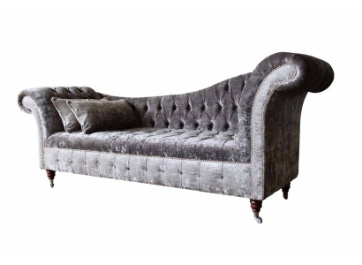 Un lussuoso divano classico in stile Chesterfield in un ricco colore argento