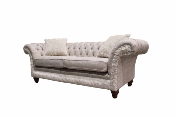 Moderno divano a tre posti design imbottito in tessuto beige Chesterfield.