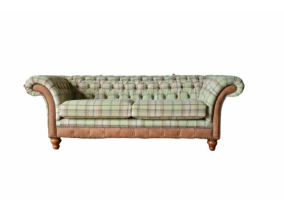 Sofà di design di lusso in stile Chesterfield con tre posti a sedere.