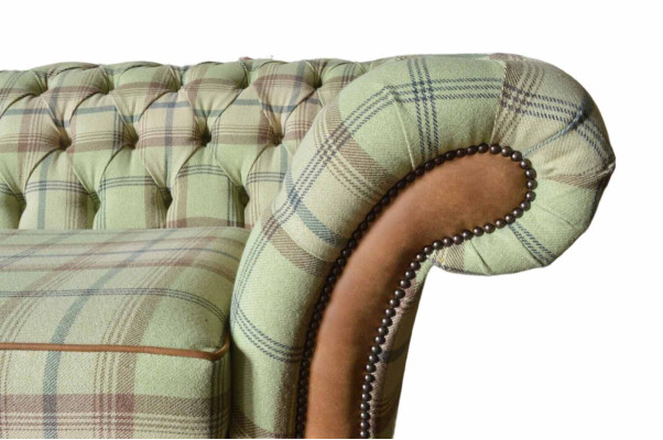 Sofà di design di lusso in stile Chesterfield con tre posti a sedere.