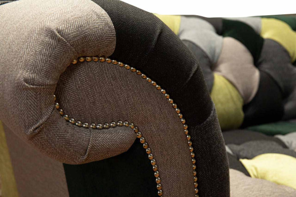 Splendido ed elegante divano Chesterfield 3 posti per il soggiorno.