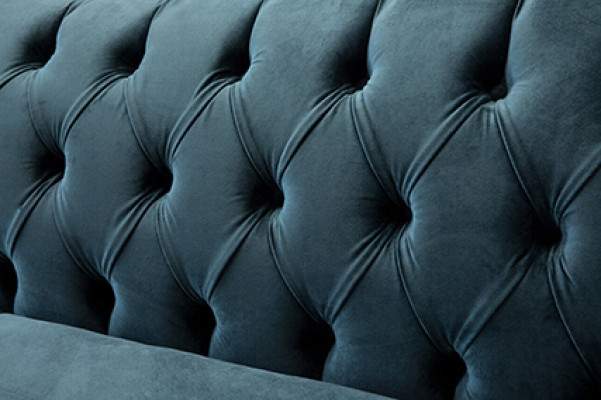 Divano turchese in tessuto di lusso Chesterfield. Divani blu con sedute imbottite di design.