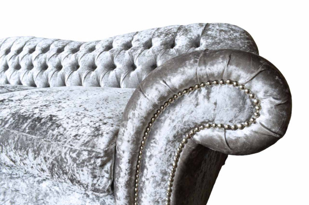 Sofà Chesterfield classico di lusso con tre posti a sedere in grigio.