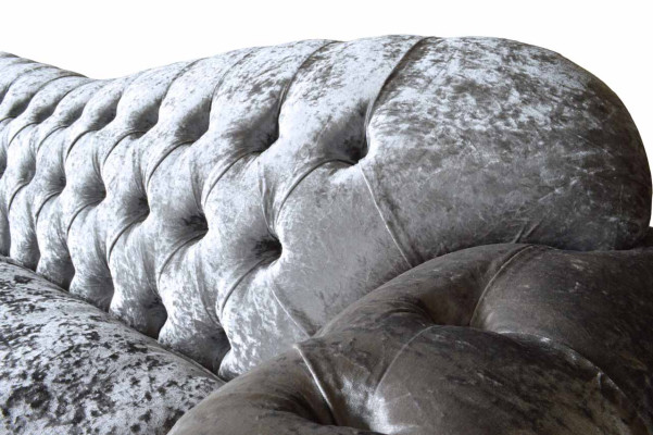 Sofà Chesterfield classico di lusso con tre posti a sedere in grigio.