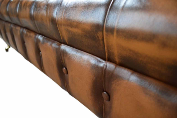 Divano 4 posti di design Chesterfield, lussuoso divano imbottito in pelle marrone nuovo.