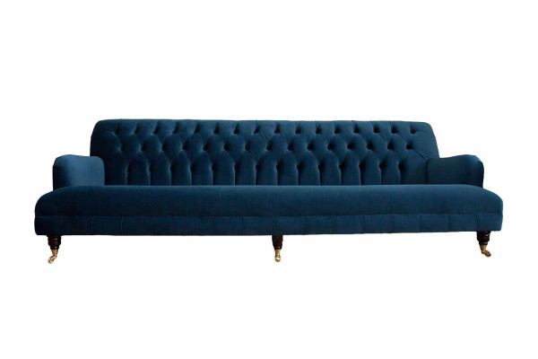 Sofà design di lusso in stile Chesterfield con quattro posti a sedere nel colore blu.