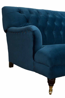 Sofà design di lusso in stile Chesterfield con quattro posti a sedere nel colore blu.