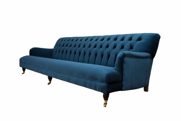Sofà design di lusso in stile Chesterfield con quattro posti a sedere nel colore blu.