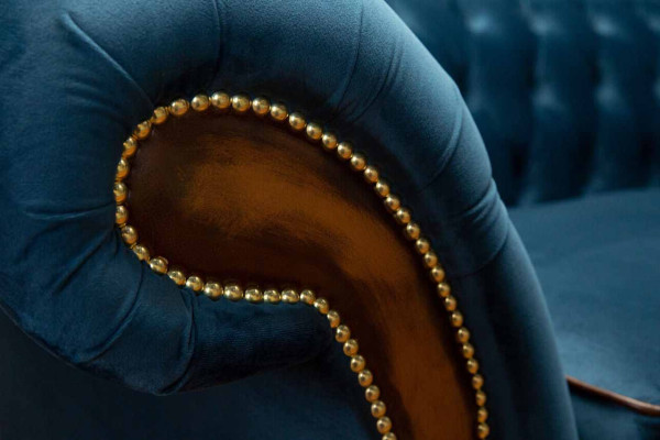 Design divano a tre posti Chesterfield imbottito per la stanza dei mobili.