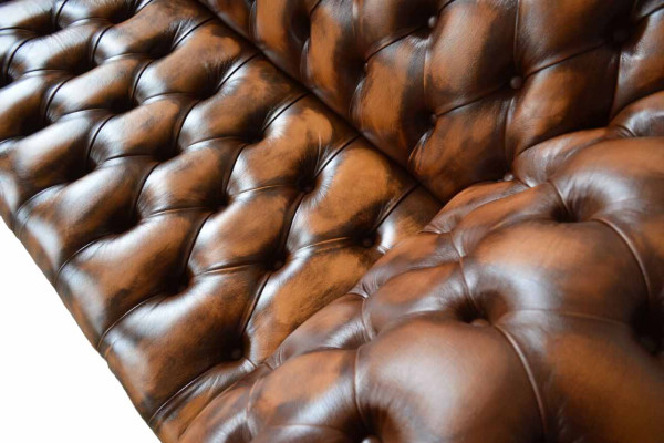 Chesterfield divano a 3 posti in pelle marrone, nuovo.