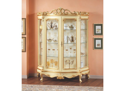 Vetrina di vetro con intagli artistici e design raffinato.