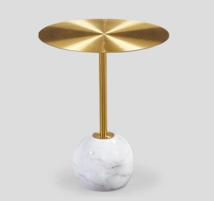 Piccolo tavolino tondo con ripiano in oro, design per il soggiorno.