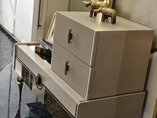 Set di comodini in oro stile italiano. Mobili in specchio in acciaio inossidabile.