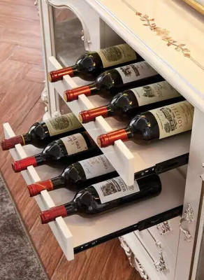 Vetrina in legno, mobili classici per soggiorno, nuovo interno di lusso perlato.