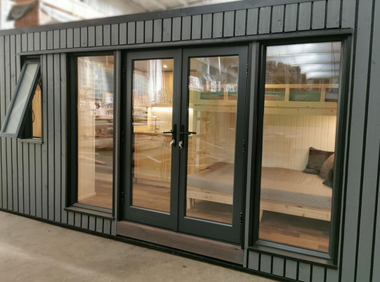 Casa mobile di lusso da 490 cm in legno con giardino per le vacanze.