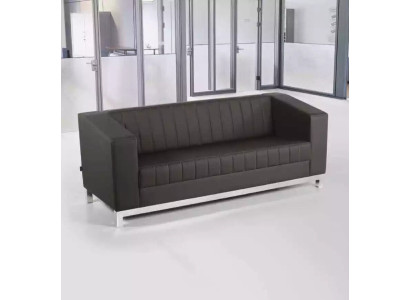 Moderno divano nero a tre posti. Sofa imbottito. Mobili da ufficio di lusso.