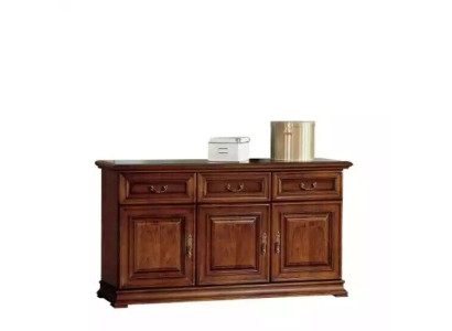 Comò in camera da letto. Classico comò elegante in legno. Design di mobili.