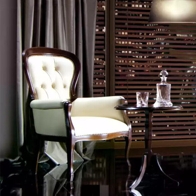 Sedia di lusso in tessuto per soggiorno, design classico, imbottitura