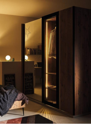 Armadio moderno di lusso in legno, armadi in vetro eleganti per la camera da letto.