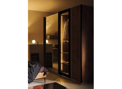 Armadio moderno di lusso in legno, armadi in vetro eleganti per la camera da letto.