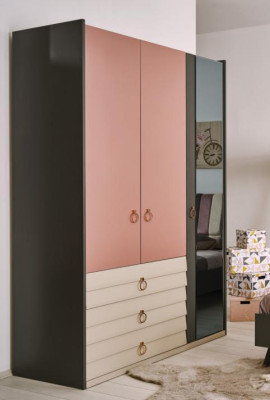 Armadio moderno di lusso in legno con ante in vetro per la camera da letto.