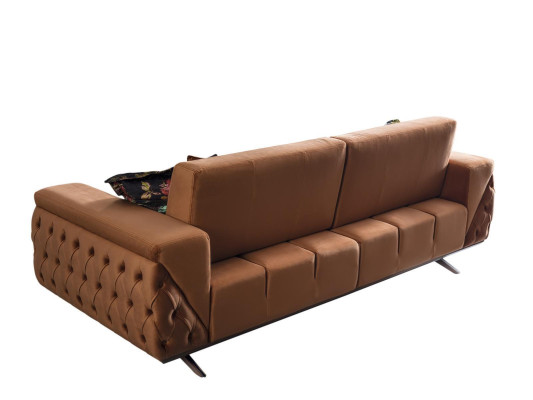 Marrone divano Chesterfield in tessuto a tre posti per il soggiorno.