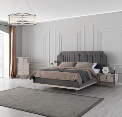 Arredamento camera da letto grigio, designer tessile per letto, 2 comodini in legno.