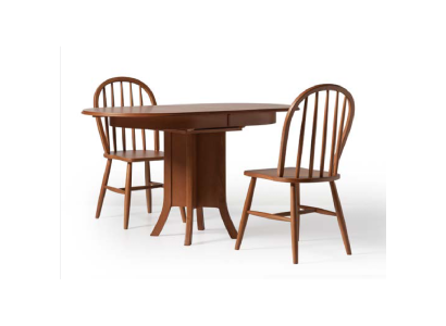 Set di sei sedie da cucina in legno marrone.