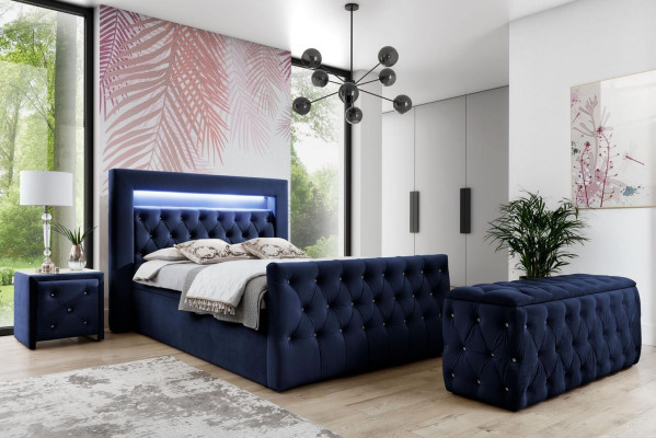 Mobili da camera da letto Chesterfield blu scuro con letto matrimoniale a LED e comodini.