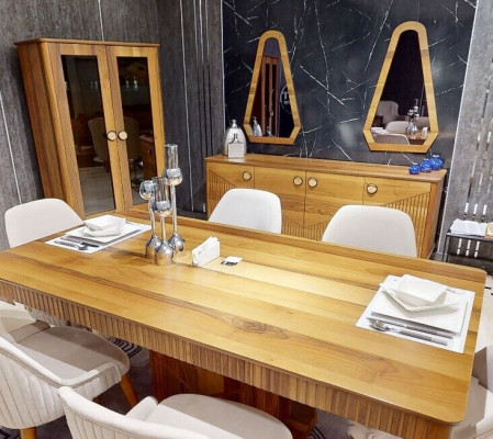 Esclusivo set da sala da pranzo di colore marrone chiaro, tavolo da pranzo in legno con 6 sedie e credenza.