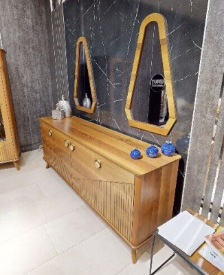 Mobile bar in stile marrone di lusso, cassettiera in legno a 4 ante, mobili in legno robusti.