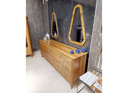 Mobile bar in stile marrone di lusso, cassettiera in legno a 4 ante, mobili in legno robusti.