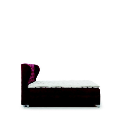 Lussuoso letto boxspring matrimoniale in legno con testiera imbottita dal design moderno.