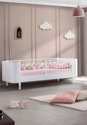 Camera da letto moderna per ragazzi in bianco lussuoso set con letto e armadio.