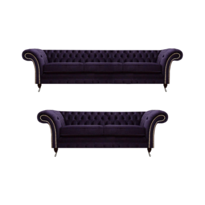 Set di divani lilla composto da un divano a tre posti e due poltrone Chesterfield di lusso.