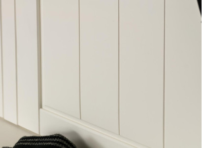 Stile rustico attaccapanni a parete in legno bianco per guardaroba. Nuovo.